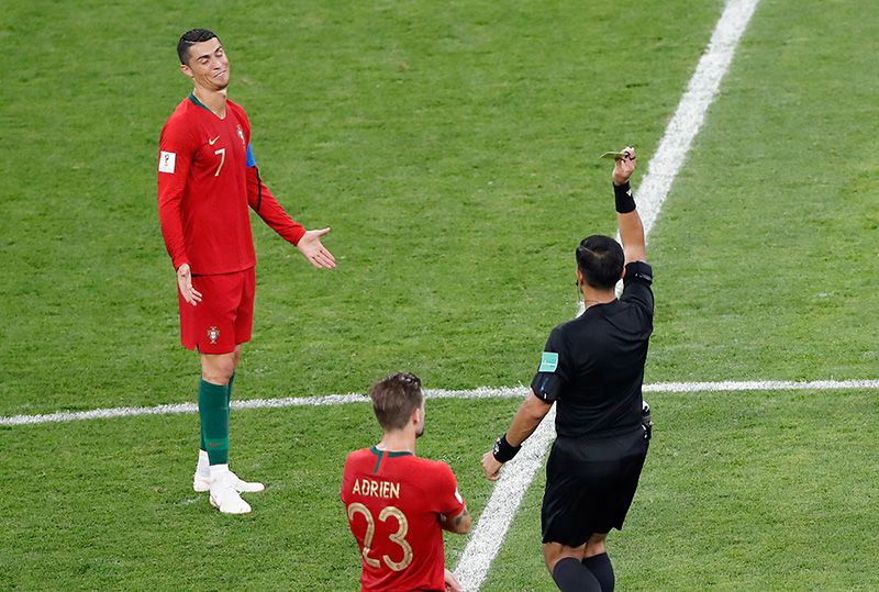 Cristiano Ronaldo es amonestado en el duelo contra Irán