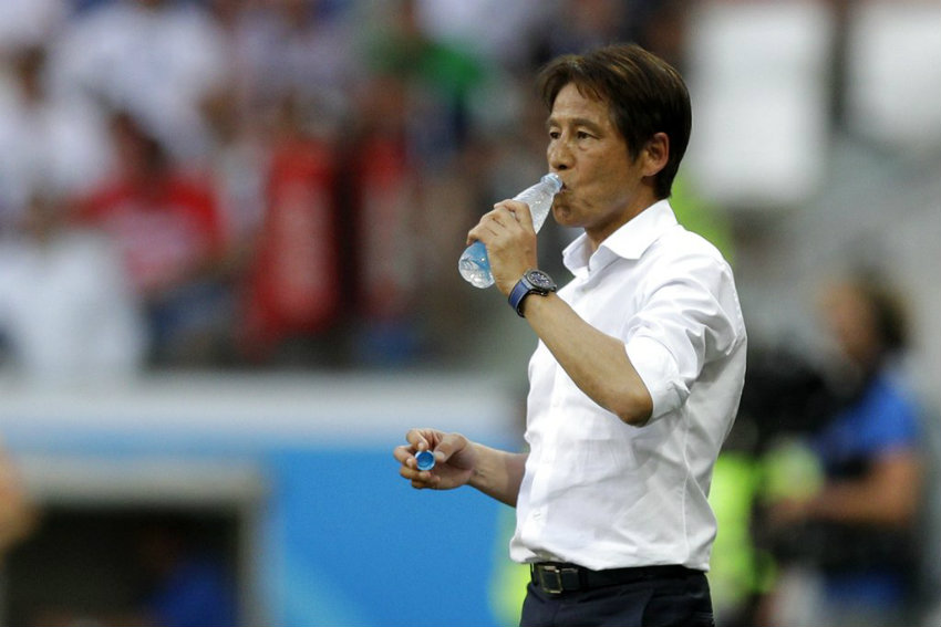 Akira Nishino toma agua durante partido de Japón 