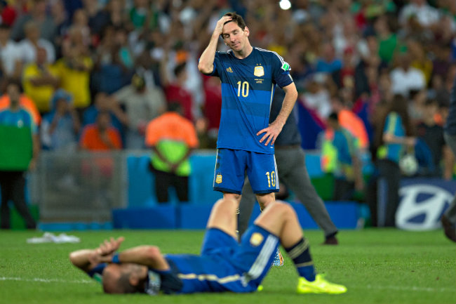 Messi se lamenta tras caer contra Alemania en Brasil 2014