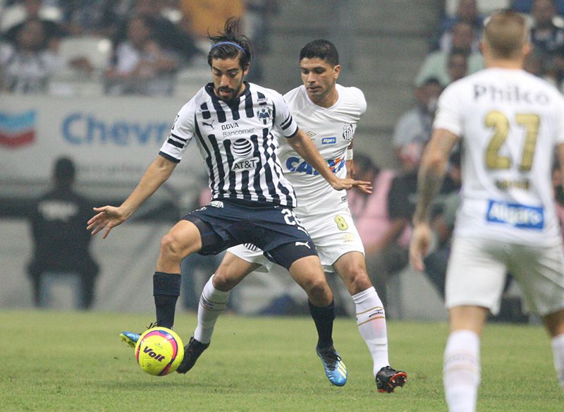Pizarro protege el balón en un duelo amistoso de Monterrey