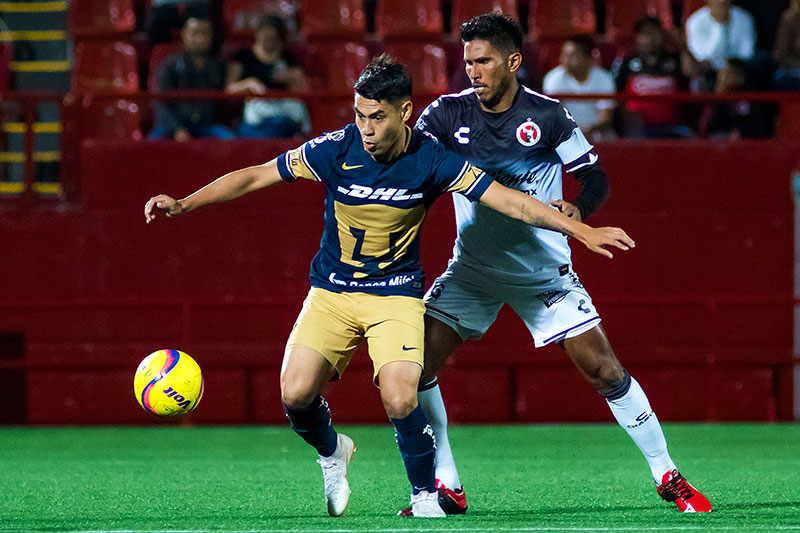 Felipe Mora disputa un juego con Pumas en pretemporada