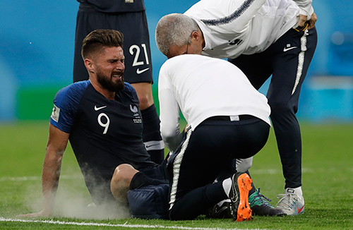 Giroud es atendido por el cuerpo médico de la Selección Francesa