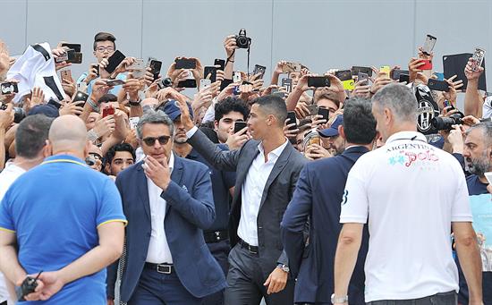 CR7 saluda a seguidores de la Juventus en Turín