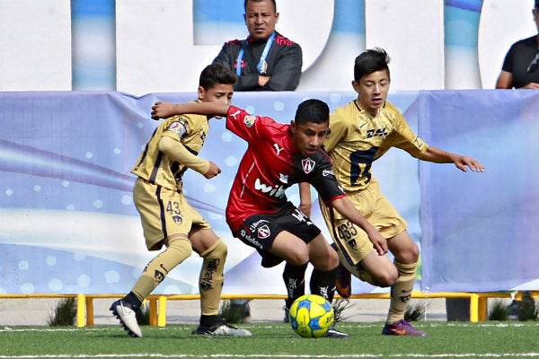 Carlos Cruz (centro) en un juego de Atlas contra Pumas