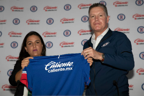 Peláez posa con la nueva playera de Cruz Azul