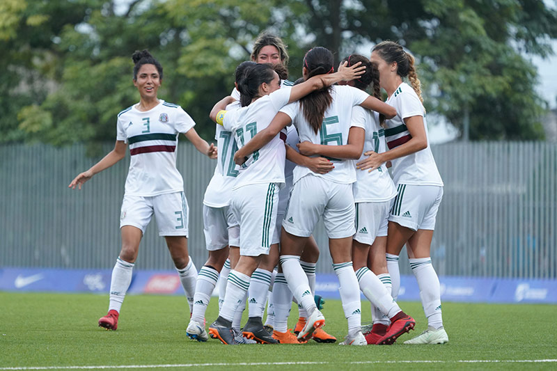 Jugadoras de la Selección Femenil celebran una anotación en Semifinales