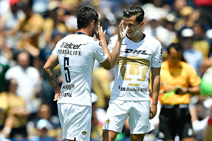 Mendoza y Mozo celebran un gol de Pumas