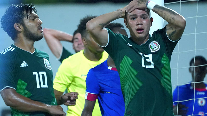 El seleccionado Brayton Vázquez lamentándose durante el juego entre México y Haití
