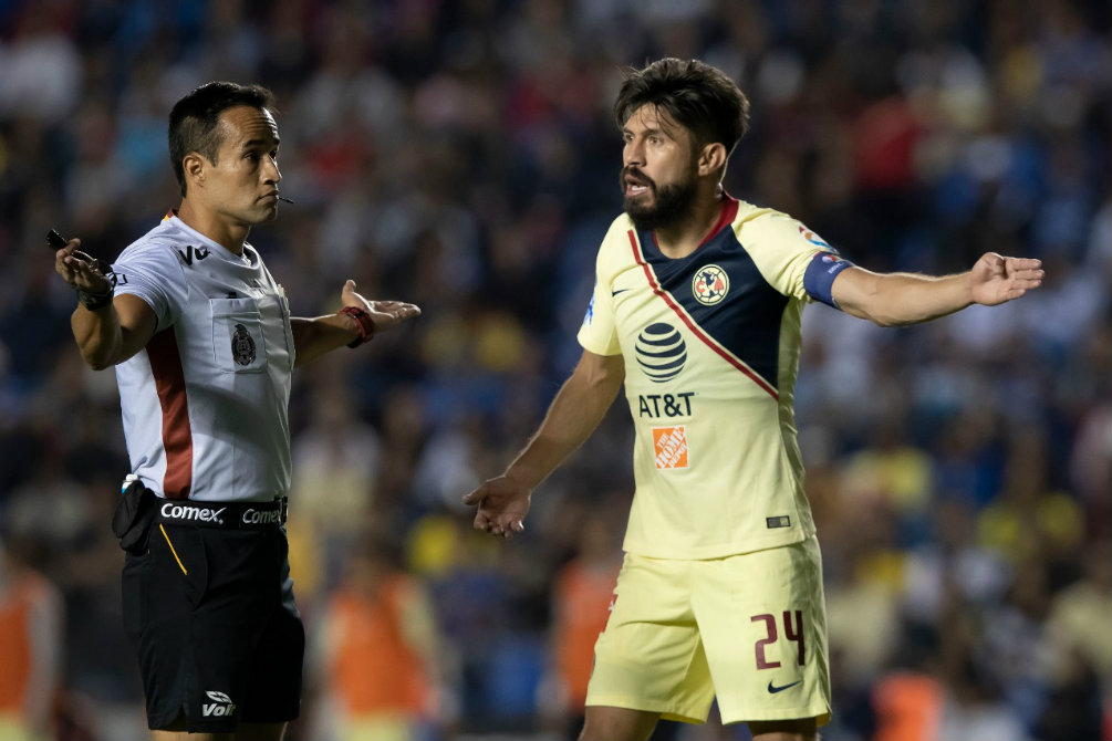 Oribe Peralta reclamándole al árbitro 