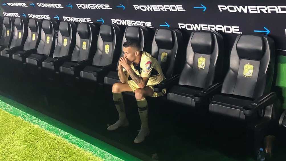 Uribe, sentado en la banca al finalizar el partido