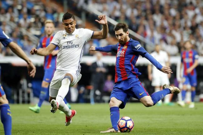 Messi y Casemiro en Clásico español