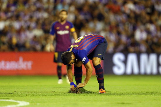 Suárez arregla el pasto en el partido vs Valladolid