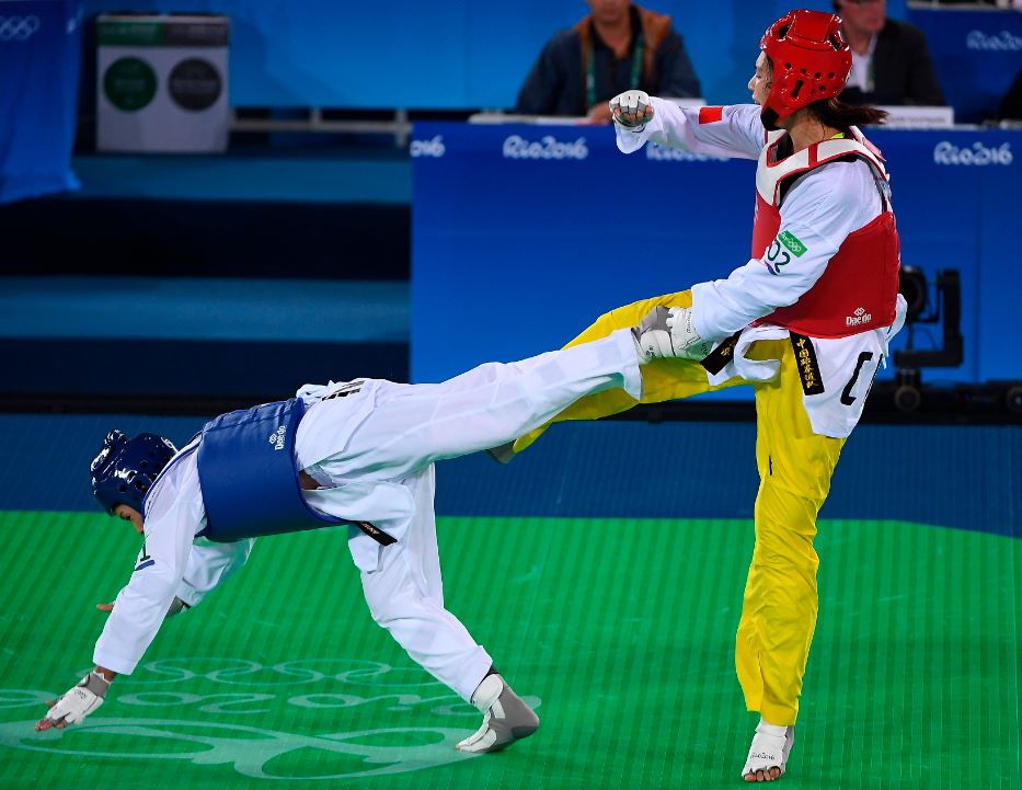 María lanza una patada a su rival en Rio 2016