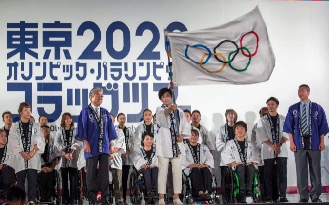 La gobernadora de Tokio, Yuriko Koike, ondea la bandera olímpica