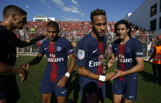 Neymar celebra con sus compañeros triunfo del PSG