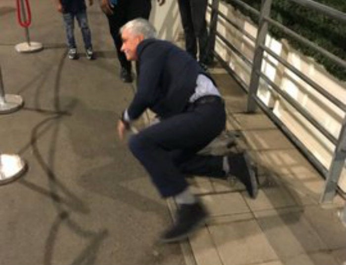 Mourinho se cae a la salida de Wembley 