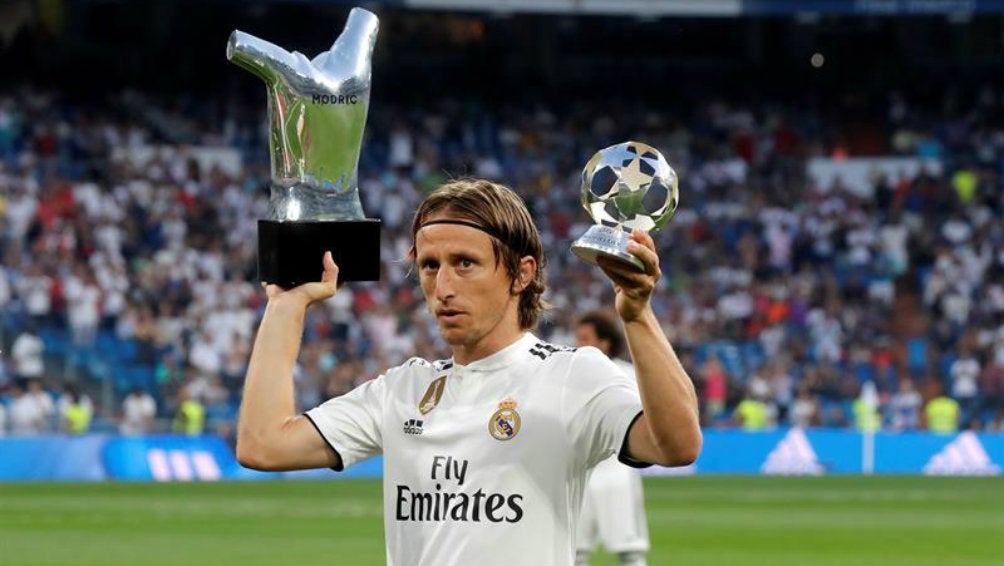 Modric muestra su trofeo como mejor jugador de la UEFA