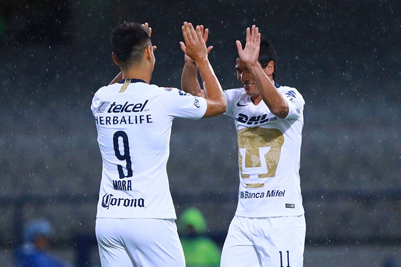 Mora y Alustiza celebran un gol en un juego