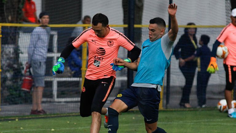 Agustín Marchesín disputa el balón con Zamora