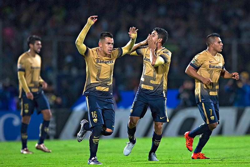 Jugadores de Pumas celebran un gol en la Final del A2015