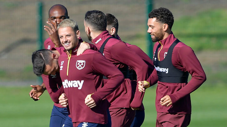 Chicharito trota junto a sus compañeros en entrenamiento del West Ham 