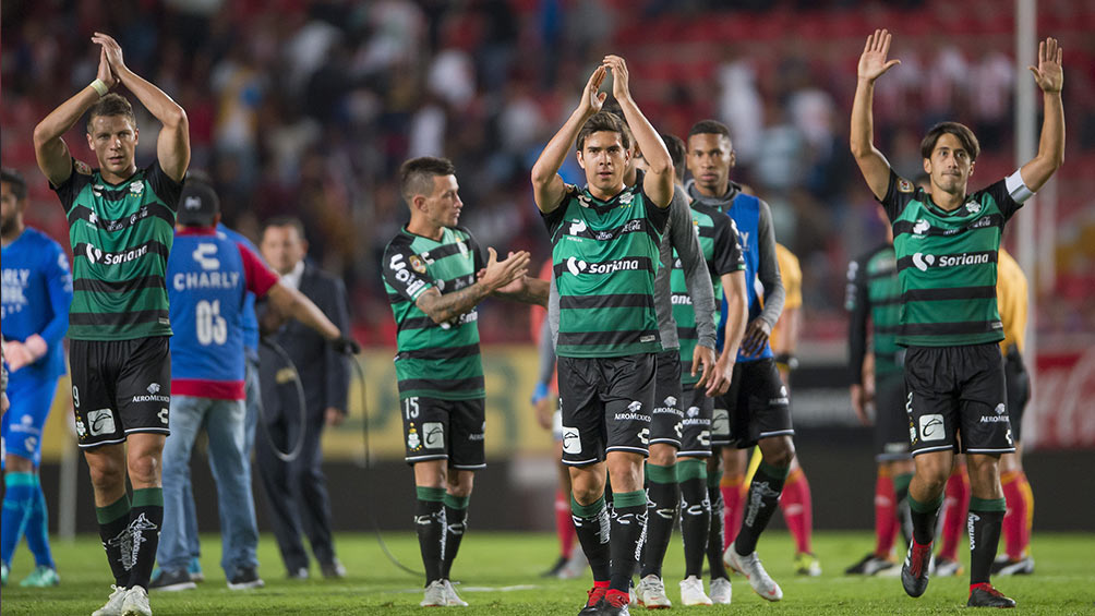 Jugadores de Santos celebran victoria contra Necaxa