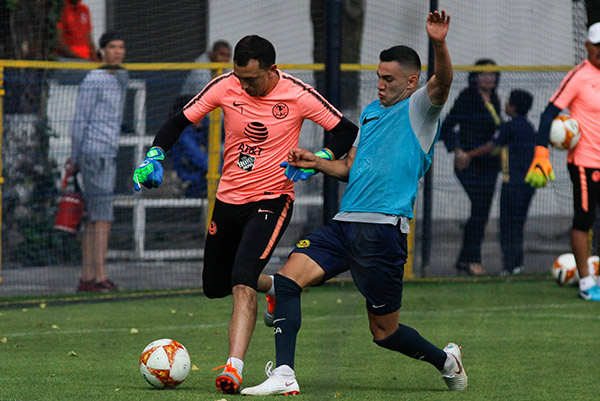 Marchesín disputa balón con Arturo Sánchez