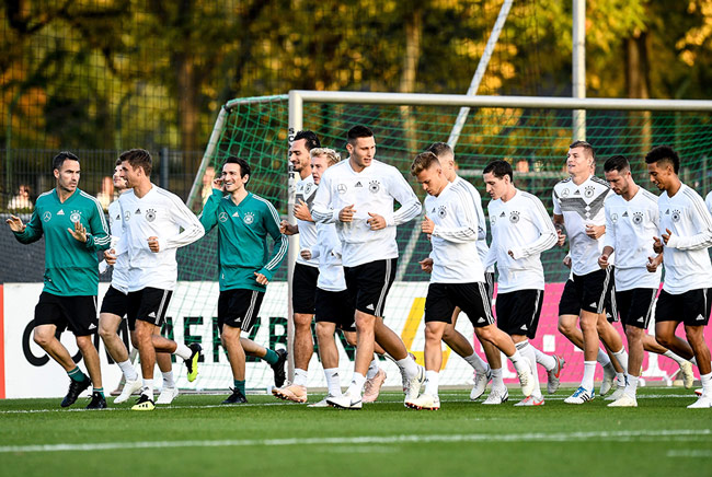 Jugadores de Alemania entrenan de cara al juego contra Francia