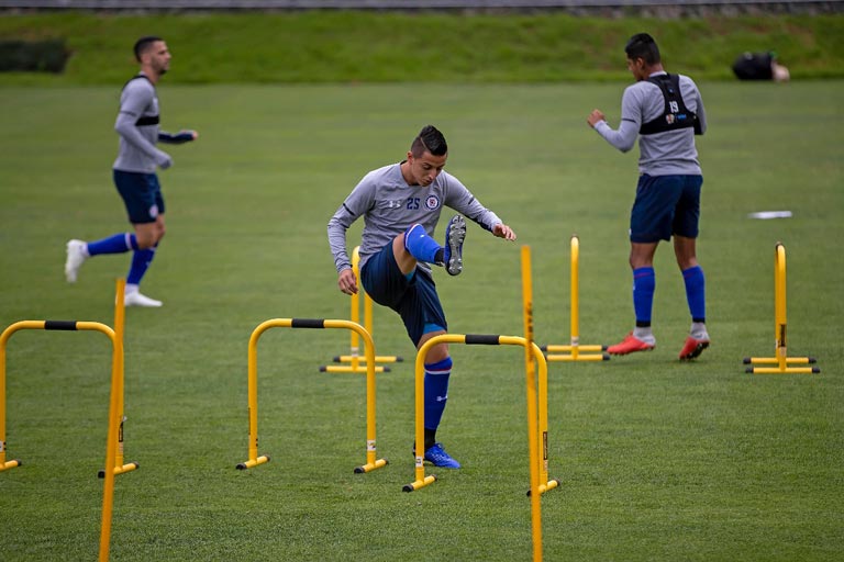 Alvarado realiza ejercicios durante la práctica