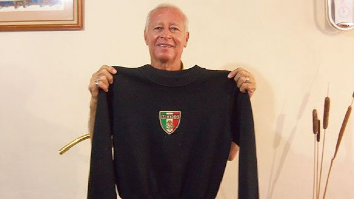 Vargas muestra el suéter de portero que utilizaba en México 1968