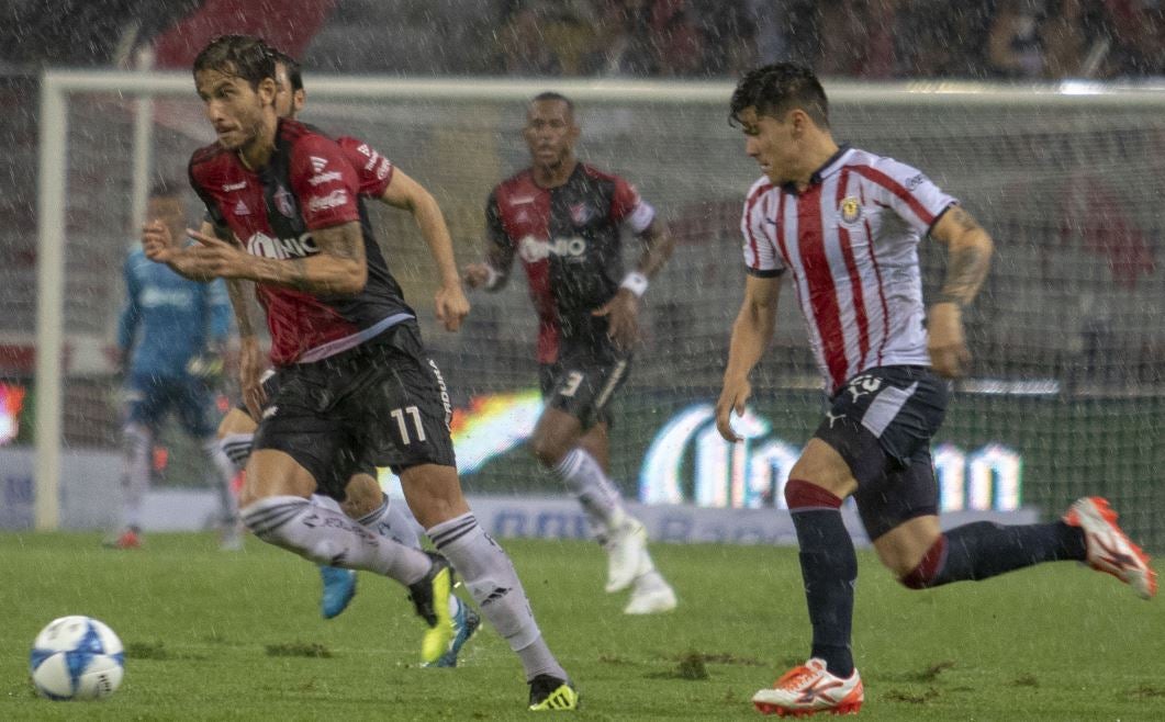 Álvarez conduce el esférico en duelo contra Chivas