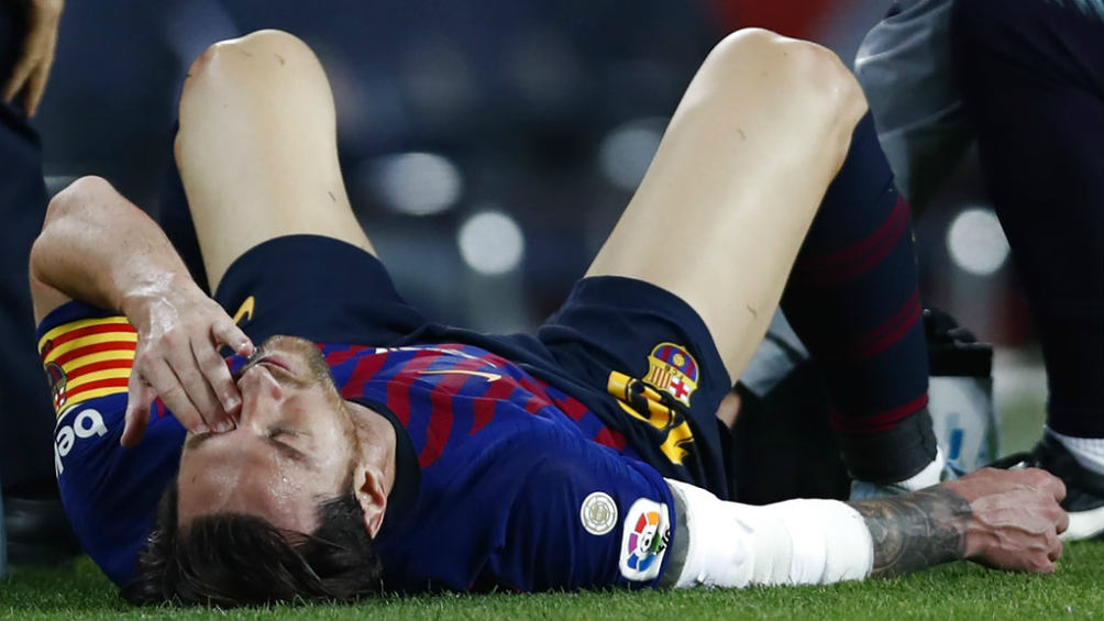 Messi se lamenta tras lesión durante el partido ante el Sevilla