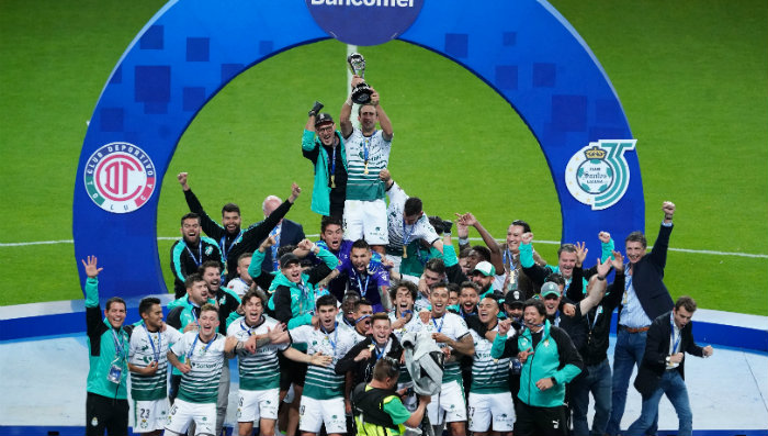 Santos levantando el trofeo en el Clausura 2018