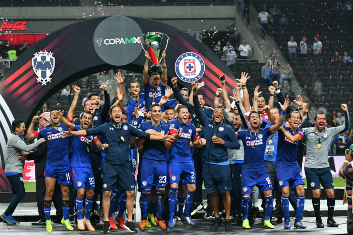 Cruz Azul levantando la Copa MX 