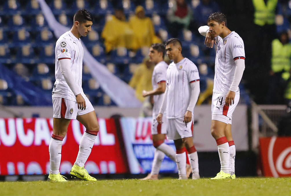 Jugadores de Chivas se lamentan tras el empate vs Puebla