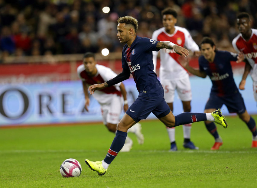 Neymar, cobra un penalti en Champions League 