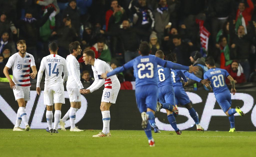 Jugadores de Italia festejan gol contra Estados Unidos 