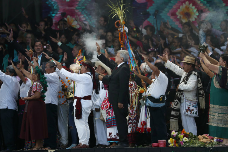 Asistentes en el Zócalo participan en el ritual de purificación