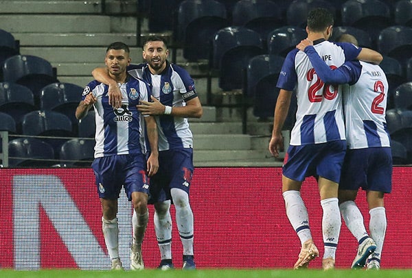 Herrera y Corona celebran gol con el Porto