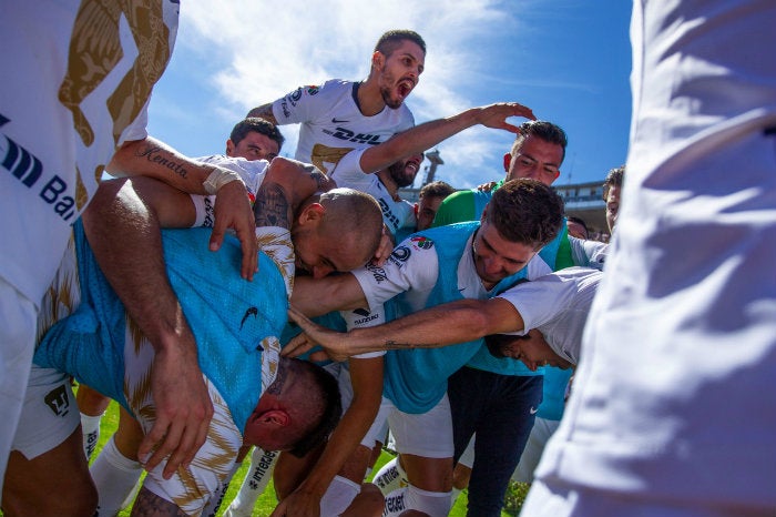 Festejo de jugadores de Pumas en CU