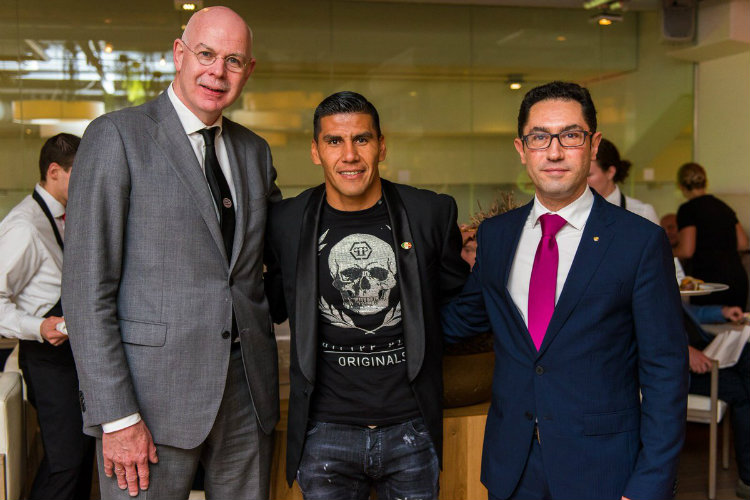 Carlos Salcido es homenajeado como embajador del PSV en México