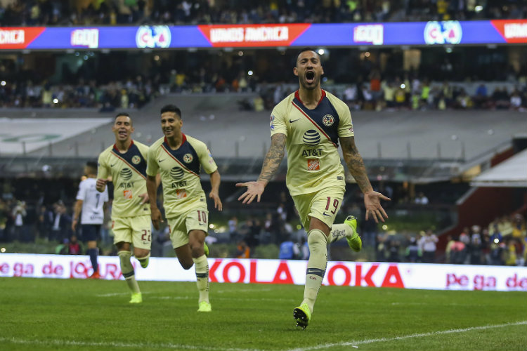 Victor Aguilera festeja gol contra Pumas en el Azteca