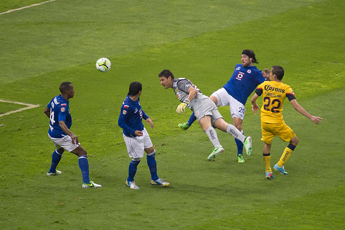 Moisés Muñoz da el cabezazo del gol contra Cruz Azul