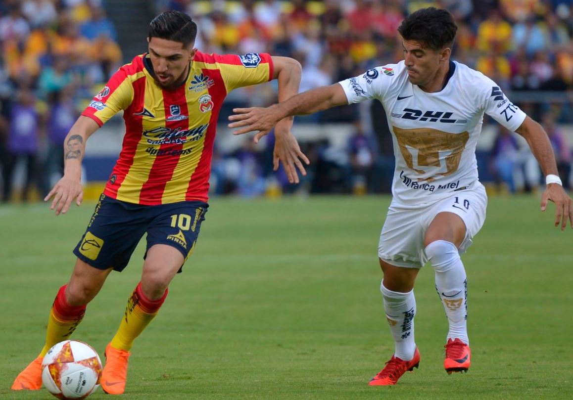 Diego Valdés conduce el esférico en duelo contra Morelia