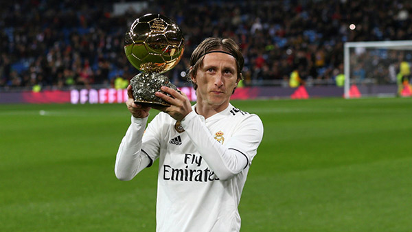Luka Modric muestra el Balón de Oro a la afición 