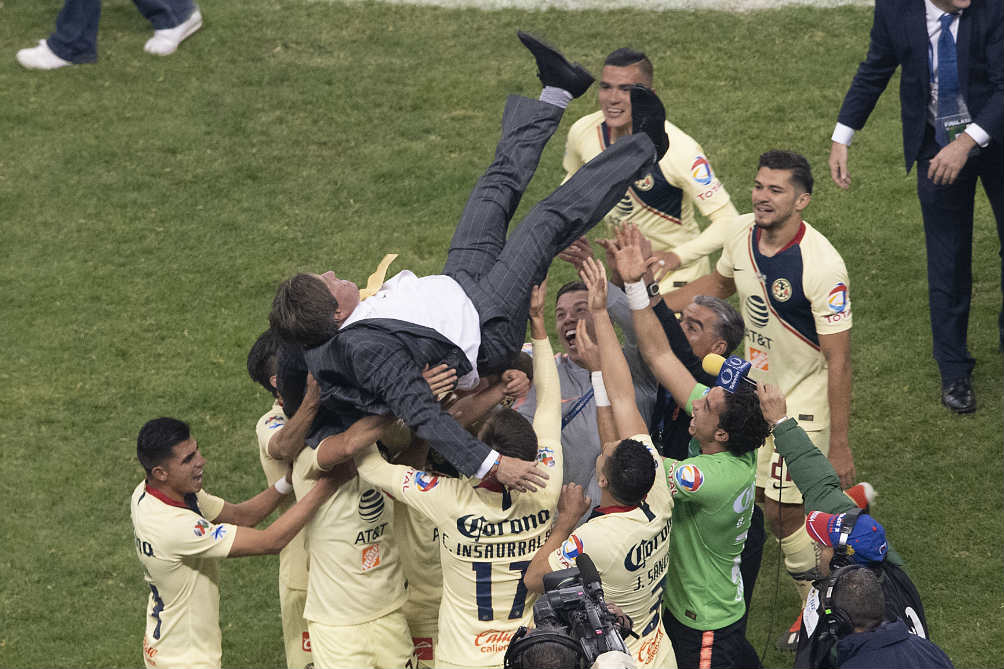 Jugadores del América celebran con el Piojo el título de Liga MX