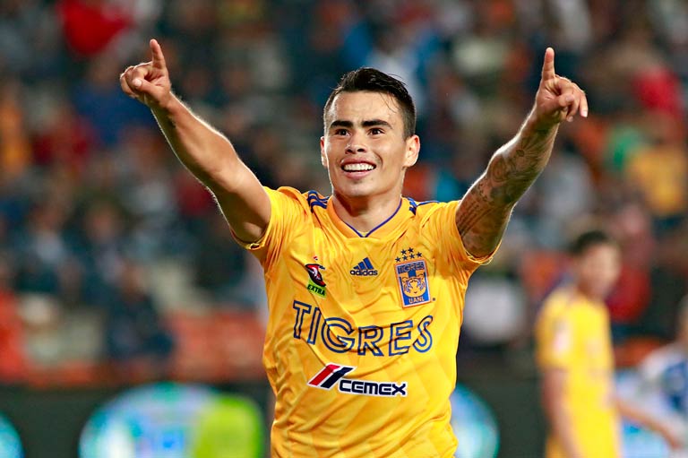Lucas Zelarayán celebra un gol con Tigres
