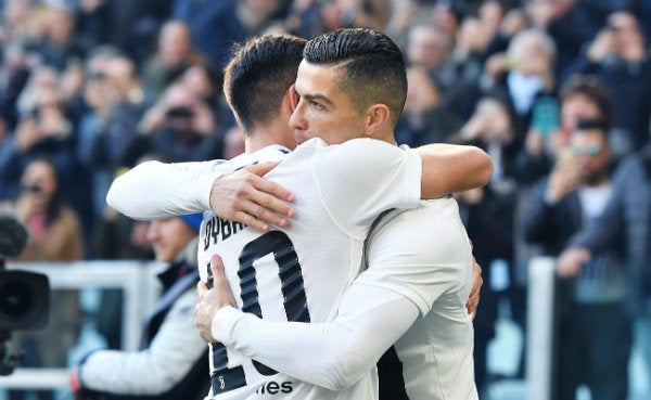 Dybala celebra con Cristiano Ronaldo tras gol ante el Sampdoria