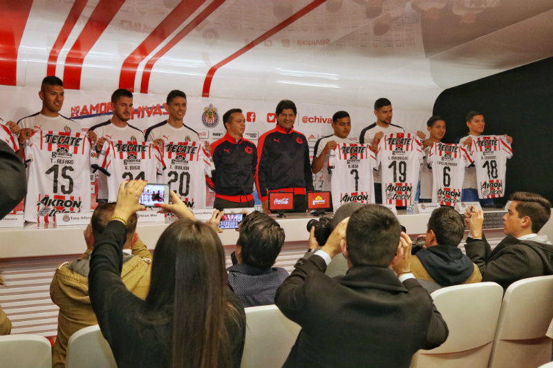 Refuerzos de Chivas posan con su respectivo jersey