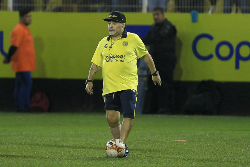 Maradona, camina en el terreno de juego 